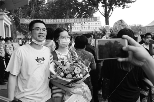 高考结束，家人带着鲜花迎接考生回家。记者赵天羿王晓峰摄